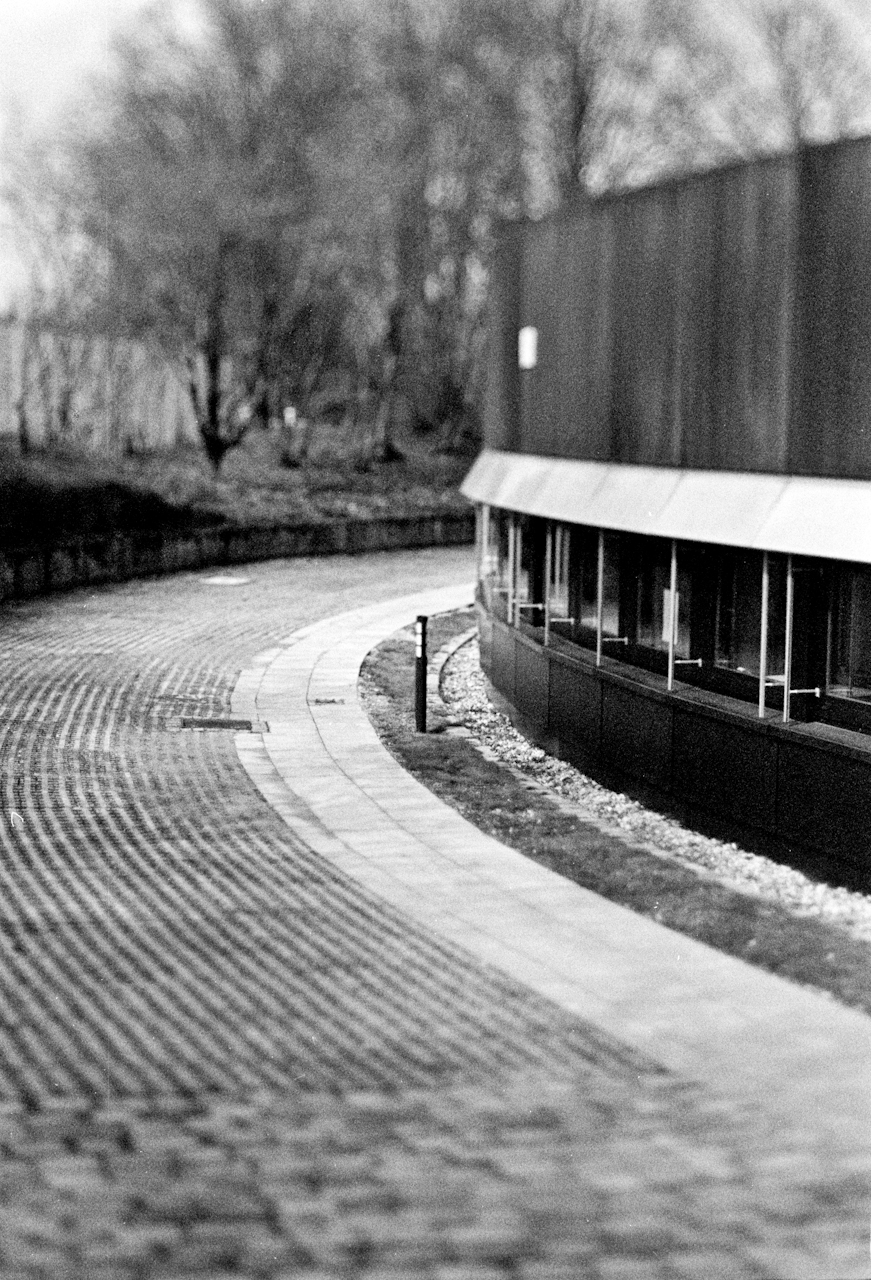 
          As said in the last post, it was time for a new film, the HP5 Plus from Ilford. Carefully exposed with my trusty Canon 3000N, crazily shot with a 65mm Super Rotator from Hartblei. Developed using the 
        