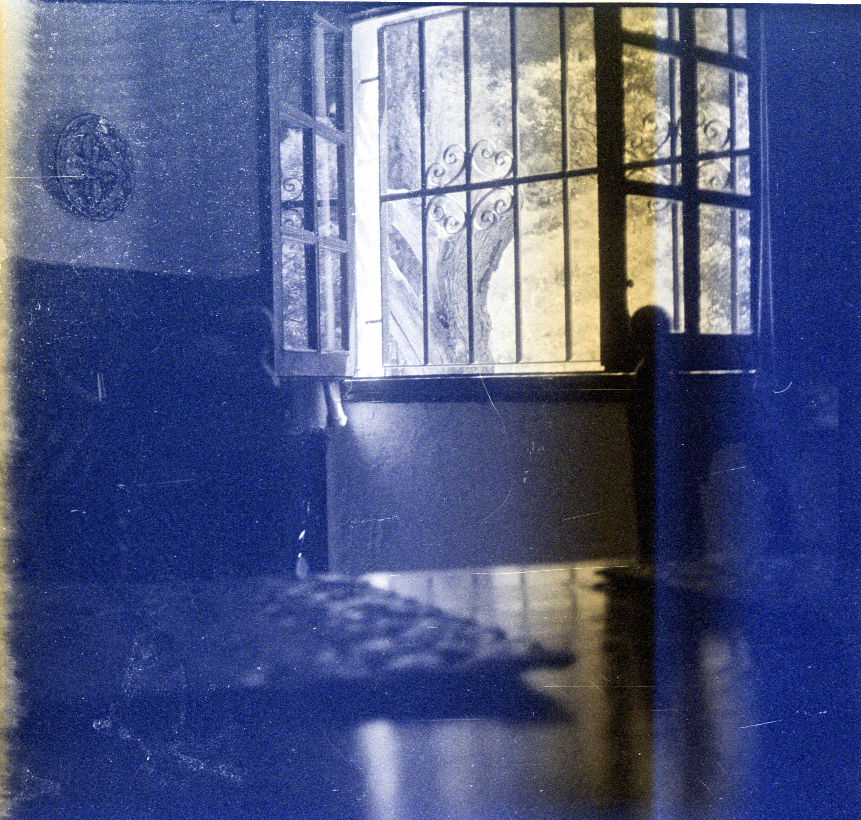 
        On a recent flea-market I bought a Revue 35CC with some Film inside for very, very little money. The camera had a stuck shutter, so I took the half exposed film out and cleaned the camera. Fresh batte
      