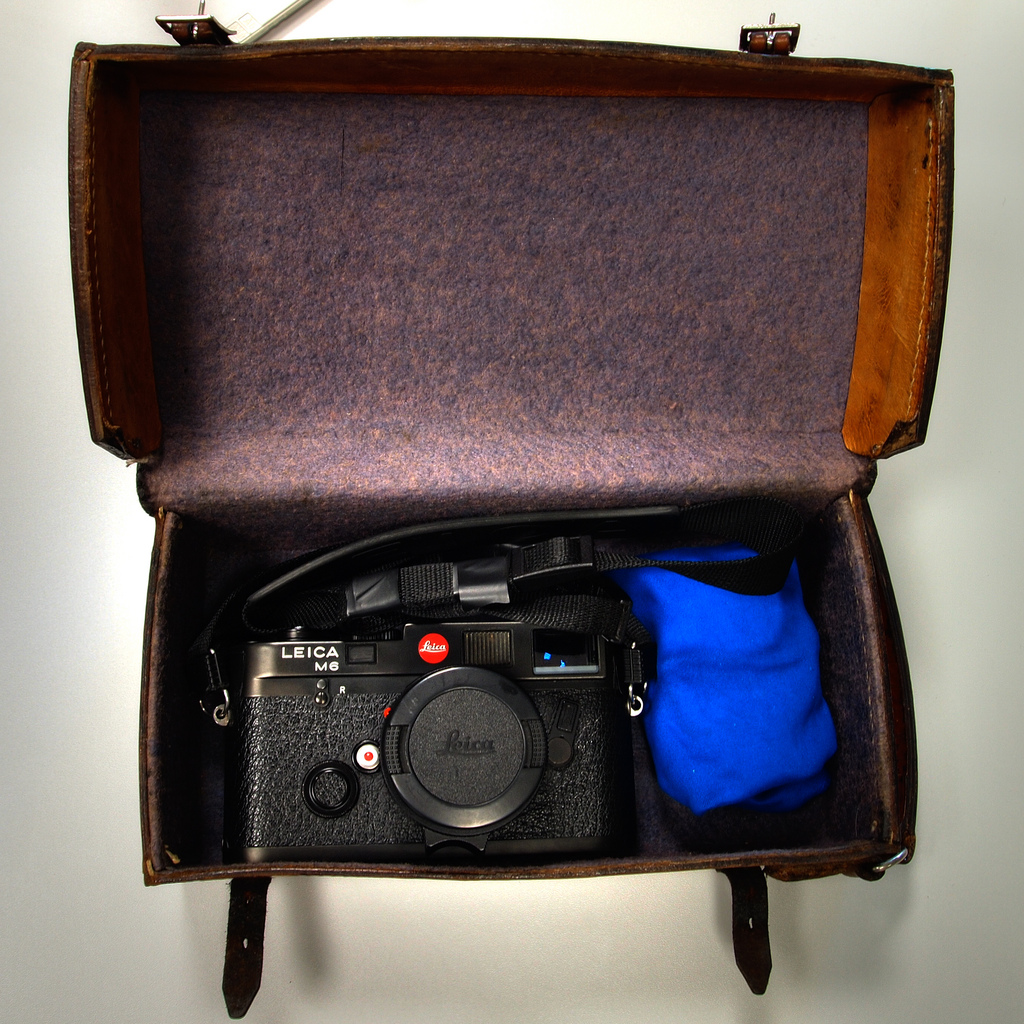 
          I had a Leica M6 for loan for quite some time, but gave it back recently. What can I say about this camera? It’s beautiful, gorgeous and so unobtrusive at the same time. Paired wit the 35mm f2 this is
        
